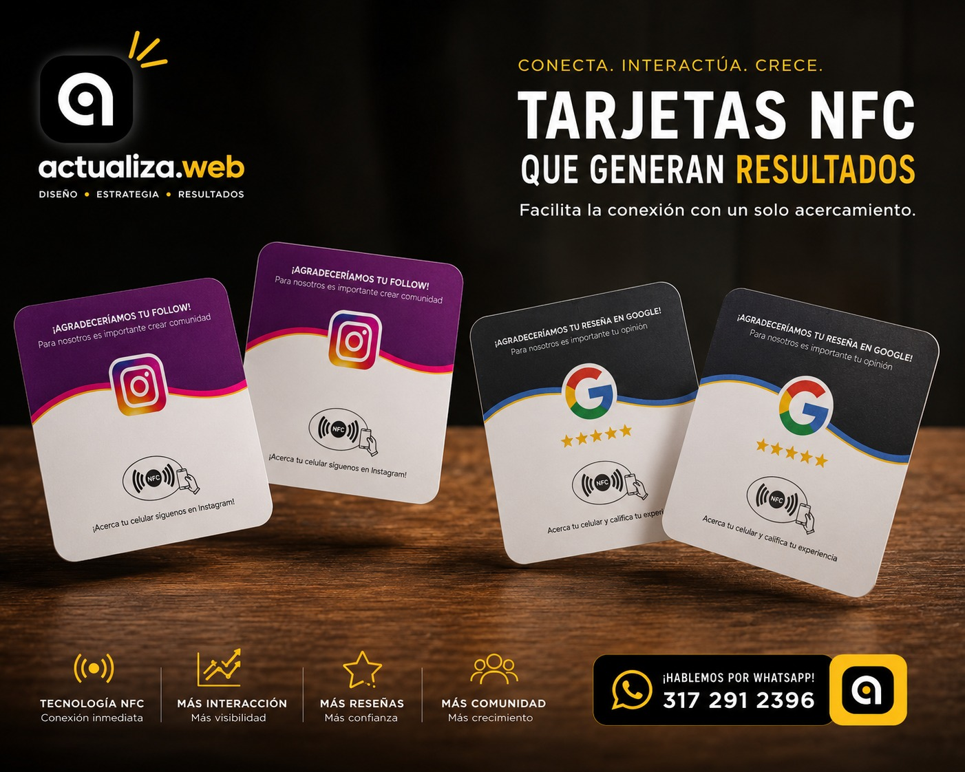 Tarjetas NFC de Actualiza.web para reseñas en Google y seguidores en Instagram sobre una mesa de madera